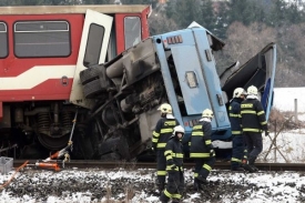 Autobus zasáhl vlak v plné rychlosti.